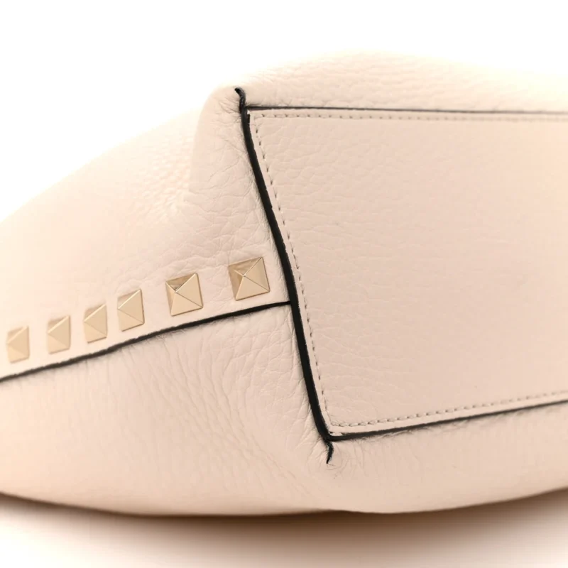 VALENTINO GARAVANI SMALL ROCKSTUD FLIP LOCK TOTE BAG LIGHT IVORY/RUBINO GRAINED CALFSKIN LEATHER GOLD HARDWARE - Image 4