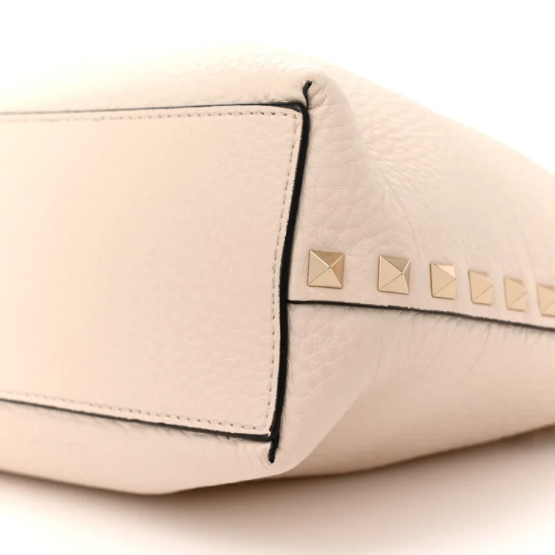 VALENTINO GARAVANI SMALL ROCKSTUD FLIP LOCK TOTE BAG LIGHT IVORY/RUBINO GRAINED CALFSKIN LEATHER GOLD HARDWARE - Image 5