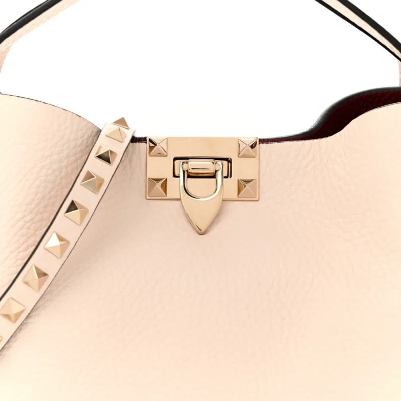 VALENTINO GARAVANI SMALL ROCKSTUD FLIP LOCK TOTE BAG LIGHT IVORY/RUBINO GRAINED CALFSKIN LEATHER GOLD HARDWARE - Image 8