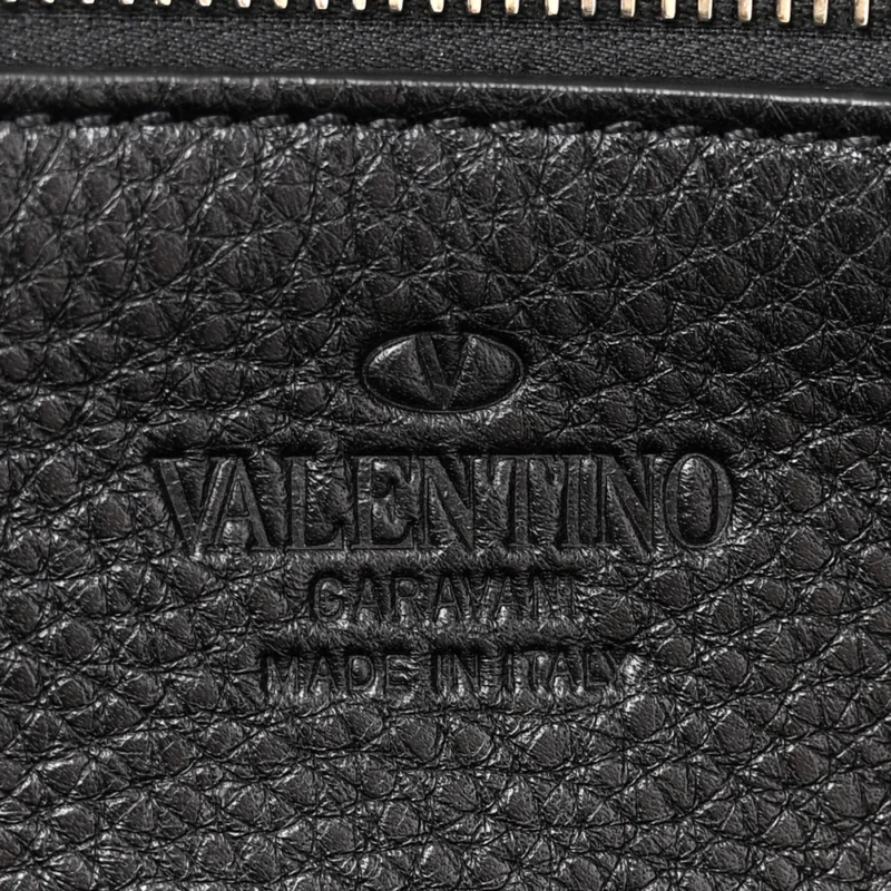 VALENTINO GARAVANI MEDIUM ROCKSTUD TOTE BLACK PEBBLED CALFSKIN LEATHER GOLD HARDWARE - Image 2