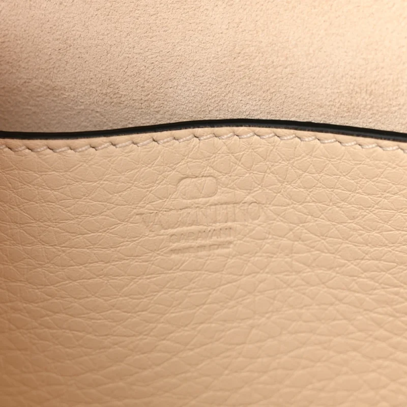 VALENTINO GARAVANI MEDIUM ROCKSTUD FLIP LOCK CROSSBODY BAG LIGHT IVORY PEBBLED CALFSKIN LEATHER GOLD HARDWARE - Image 2