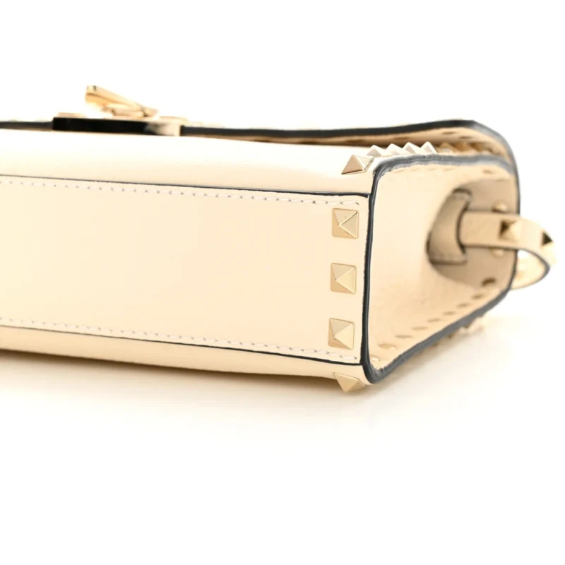 VALENTINO GARAVANI MEDIUM ROCKSTUD FLIP LOCK CROSSBODY BAG LIGHT IVORY PEBBLED CALFSKIN LEATHER GOLD HARDWARE - Image 4