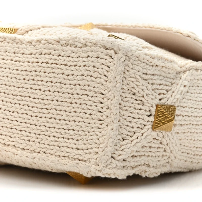 VALENTINO GARAVANI LARGE ROMAN STUD SHOULDER BAG ECRU KNIT GOLD HARDWARE - Image 4