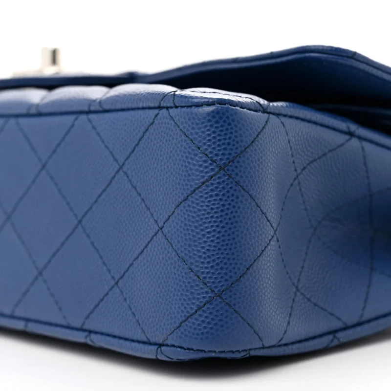 GRADE DESIGNER HANDBAGS | BLUE QUILTED CHANEL FLAP - Image 5