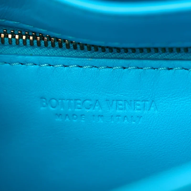 BOTTEGA VENETA SMALL MAXI INTRECCIO PADDED CASSETTE CROSSBODY BAG POOL NAPPA LEATHER BRASS HARDWARE - Image 2