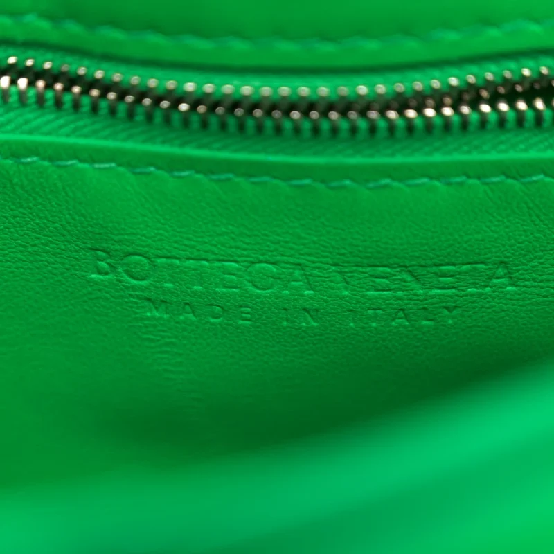 BOTTEGA VENETA MAXI INTRECCIO PADDED CASSETTE CROSSBODY BAG PARAKEET NAPPA LEATHER SILVER HARDWARE - Image 2