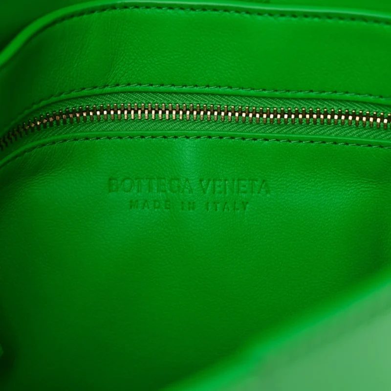 BOTTEGA VENETA MAXI INTRECCIATO CASSETTE CROSSBODY BAG PARAKEET PATENT LEATHER - Image 2