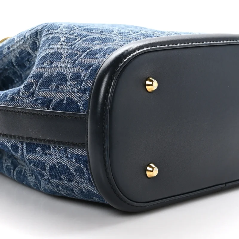 DIOR MEDIUM C??EST CHAIN BUCKET BAG BLUE OBLIQUE CANVAS GOLD HARDWARE - Image 4