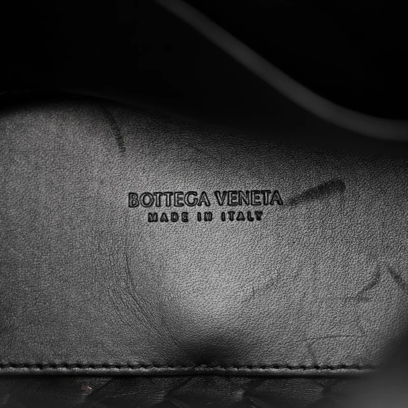 BOTTEGA VENETA SMALL INTRECCIATO ANDIAMO SHOULDER BAG BLACK NAPPA LEATHER GOLD HARDWARE - Image 2
