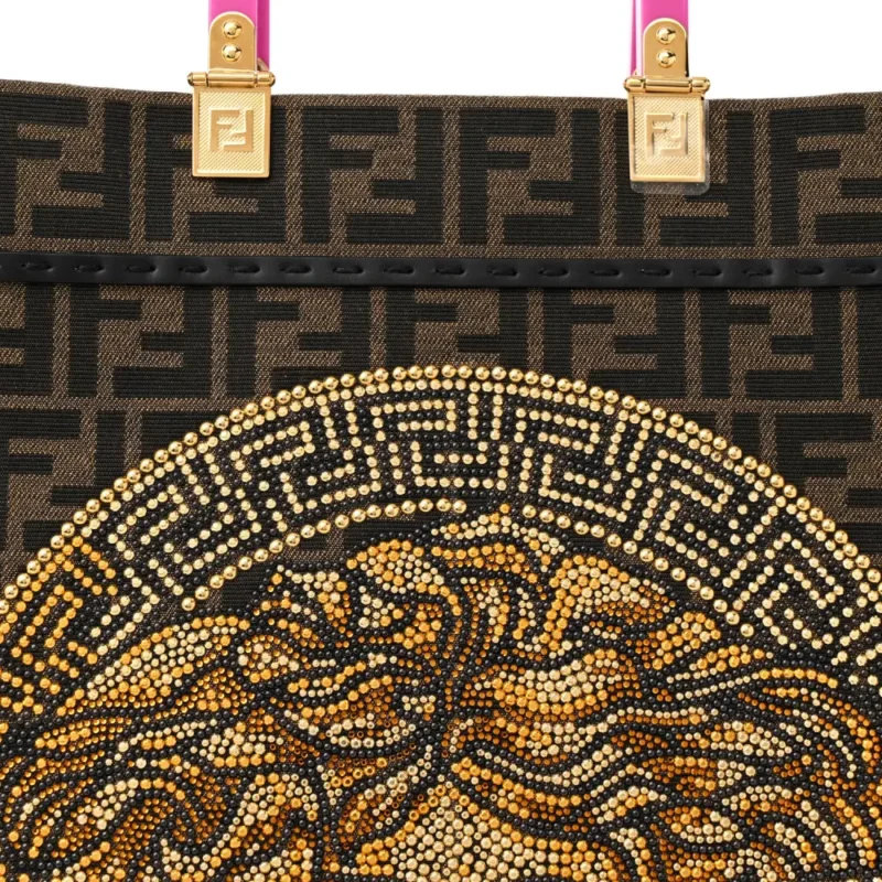 FENDI LARGE FENDACE FF MEDUSA STUDDED FENDI SUNSHINE SHOPPER TOTE (F X V) MARRONE/FUXIA JACQUARD FABRIC, CALFSKIN LEATHER, & PLEXIGLASS GOLD HARDWARE - Image 9