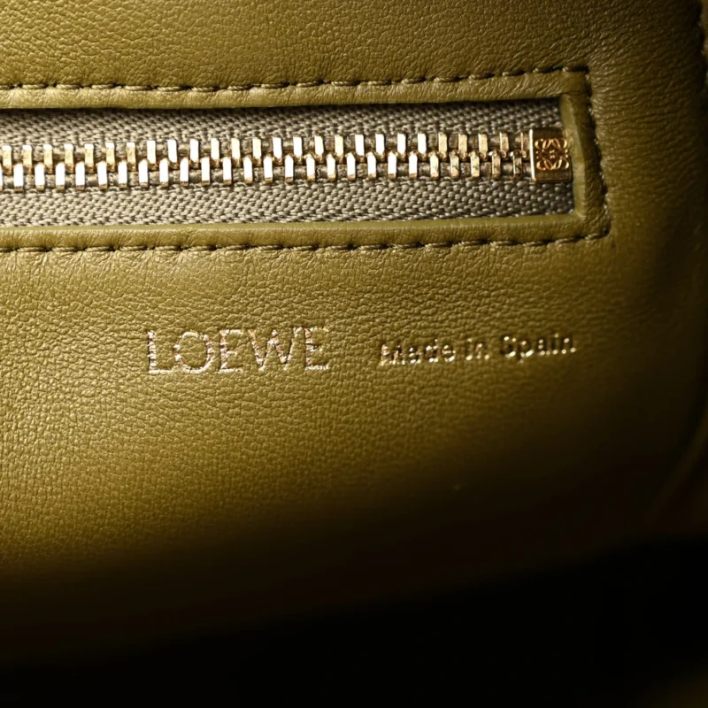 LOEWE SQUEEZE BAG MEDIUM OLIVE NAPPA LEATHER - Image 2